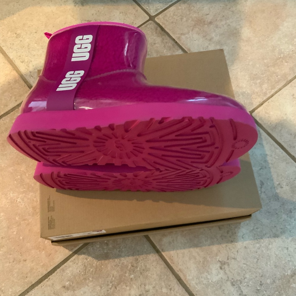 UGG nwot Dragon fruit clear mini boots size 9